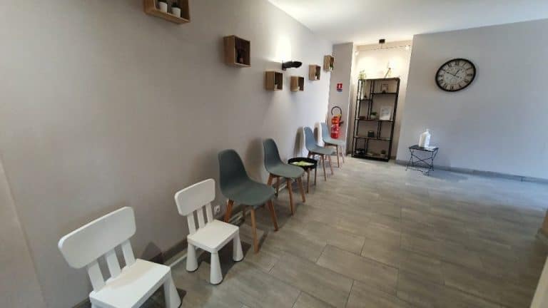 PHOTO SALLE DATTENTE CABINET 1 768x432