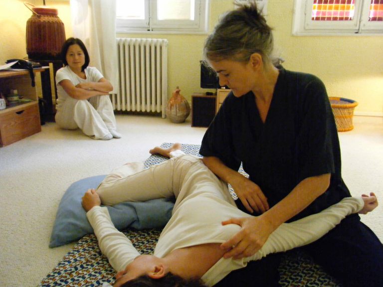 Photo MH Reynaud Joanny seance Shiatsu 1 copie 768x576