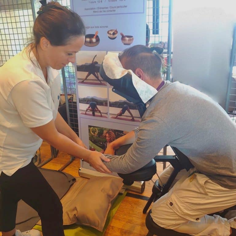 shiatsu sur chaise salon 768x768